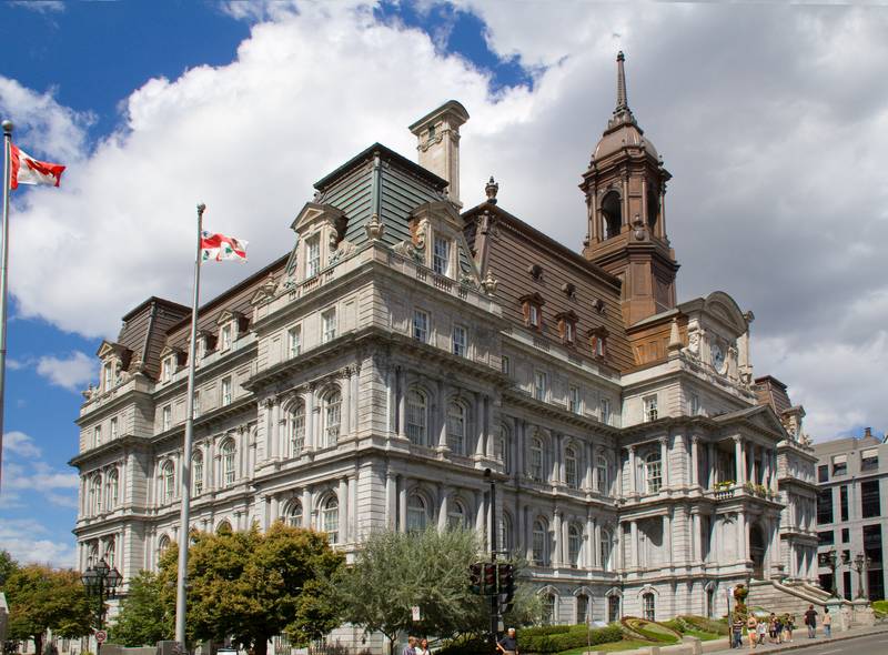 Vue extérieure de l'hôtel de ville de Montréal.
