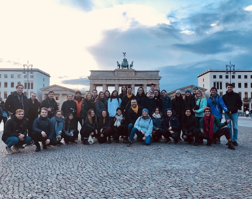 Voyage parascolaire à Berlin en 2019. Jean-Nicolas Pitre, avec ses collègues enseignants et membres de Hauteur 233, Luc Arsenault et Omar Nevarez Morlet ainsi que leurs étudiant·es Photo : avec l’aimable autorisation de Jean-Nicolas Pitre