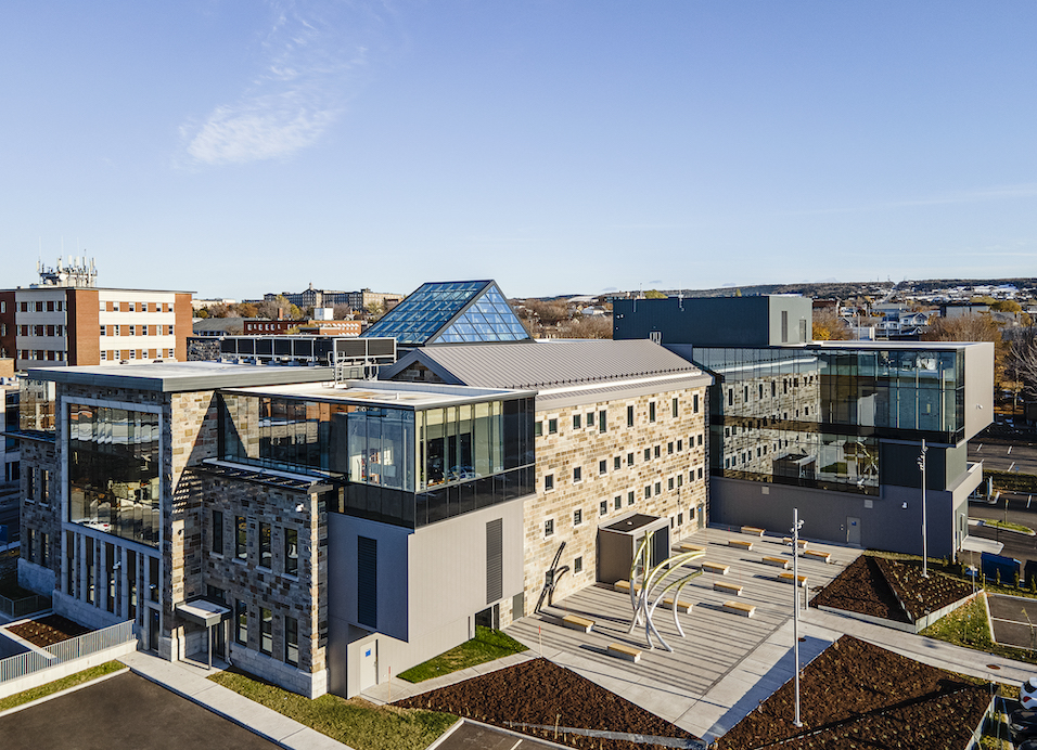 Palais de justice de Rimouski, agrandi et complètement rénové, inauguré en janvier 2021, GLCRM Architectes, CCM2 Architectes et Les Architectes Proulx et Savard, en consortium. Photo : SQI