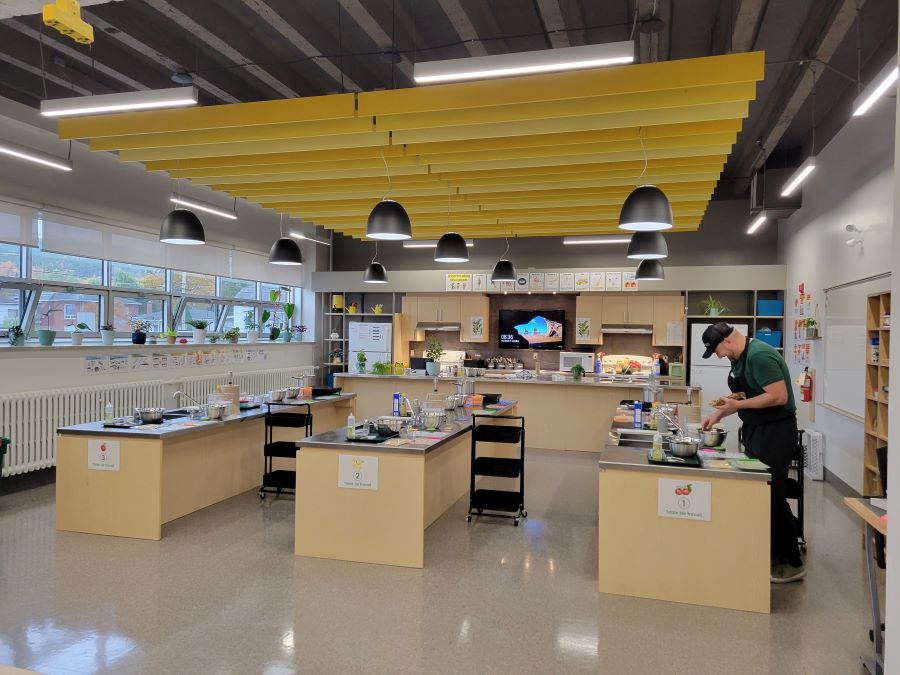Lab culinaire de l’école de la Pulperie, Saguenay, ARDOISES architecture Photo : Catherine Breton