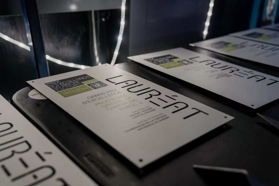 Plaques remises aux lauréats des Prix d'excellence en architecture 2024