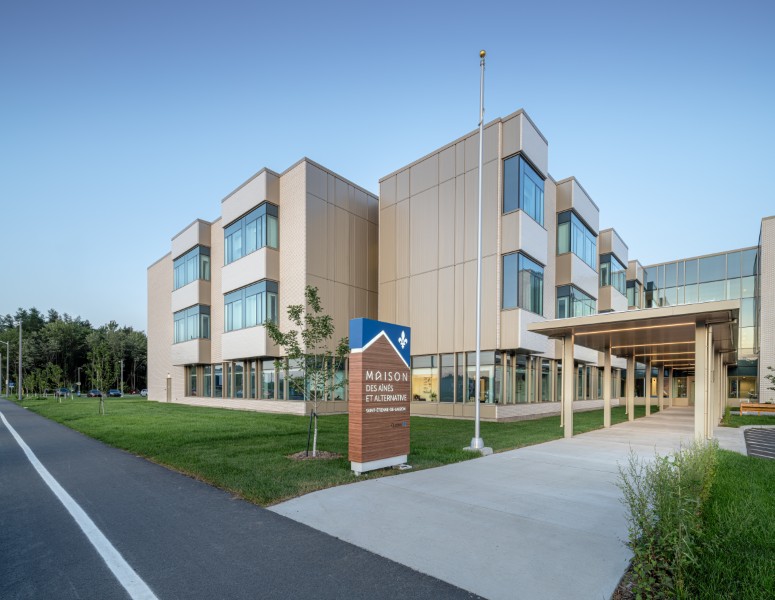 Maison des ainés et alternative de Saint-Étienne-de-Lauzon, consortium Groupe A, Anne Carrier architecture et GLRM architectes.