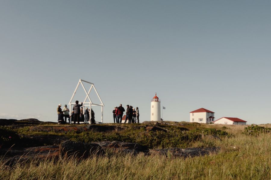 B. Les Boucaneries, sur l’île Verte, une réinterprétation des fumoirs à poisson longtemps en usage sur l’île, Atelier Pierre Thibault Photo : Alex Lesage
