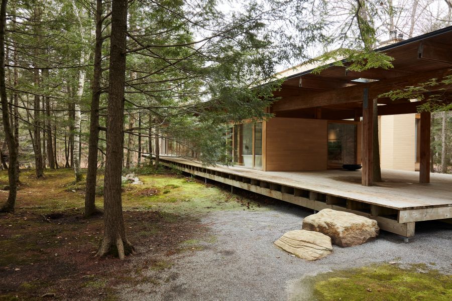 Maison Les Abouts, construite au sein de la forêt, à Saint-Edmond-de-Grantham, Atelier Pierre Thibault Photo : Maxime Brouillet